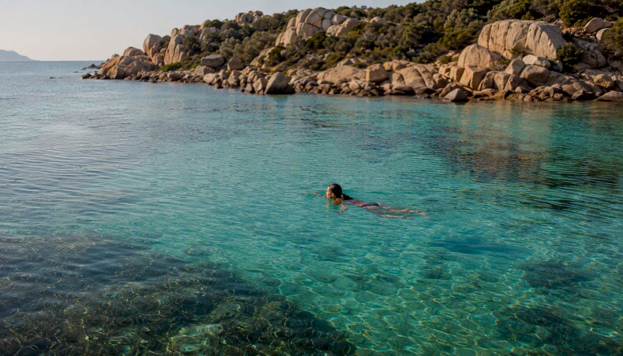 Why Sardinian waters are blue: science and what makes them special