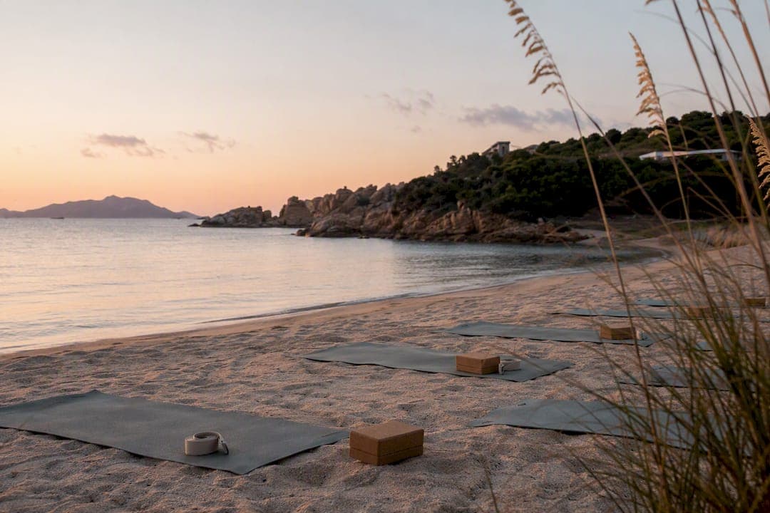 Seaside yoga sessions: a booking guide for hotels and organisers